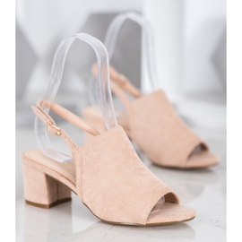 Small Swan Chaussures beiges sur un bar 1