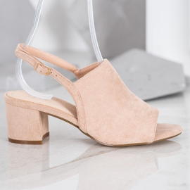 Small Swan Chaussures beiges sur un bar 4