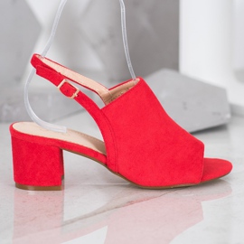 Small Swan Chaussures rouges sur un poteau 2