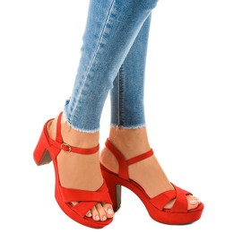 Sandales rouges sur le poteau JC15017 1