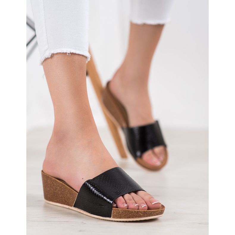 Small Swan Pantoufles en cuir écologique le noir 1