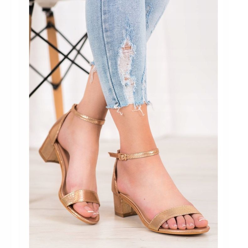 Small Swan Sandales en cuir écologique brillant doré 1