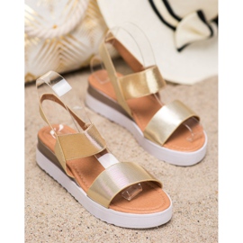 SHELOVET Sandales dorées sur la plate-forme d'or 2