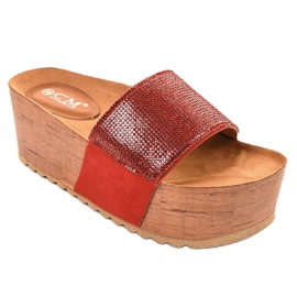 Chaussons rouges sur la plate-forme 77-99 1