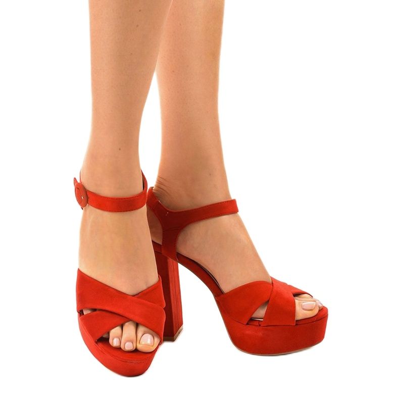Sandales rouges sur le poste d'éco-daim 63-202 1