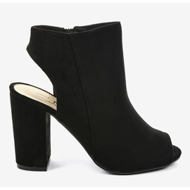 Bottines en daim noir sur le poteau 0280-138 2