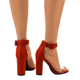 Sandales rouges sur un poteau transparent 1525 3