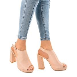 Bottines en daim beige sur le poteau 77-103 1
