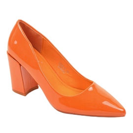 Pompes oranges sur le poteau LE061P 1