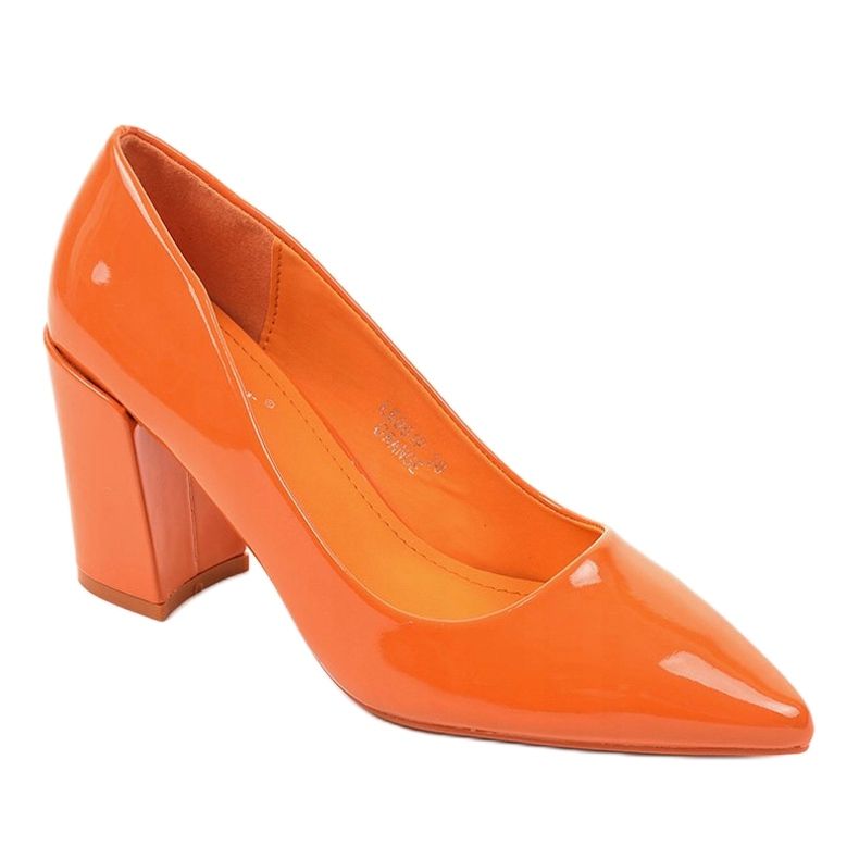 Pompes oranges sur le poteau LE061P 1