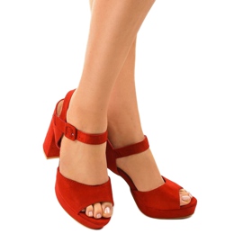 Sandales rouges sur un poteau en daim 77-102 1