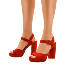 Sandales rouges sur un poteau en daim 77-102 2