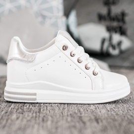 SHELOVET Chaussures de sport sur un coin blanc 2