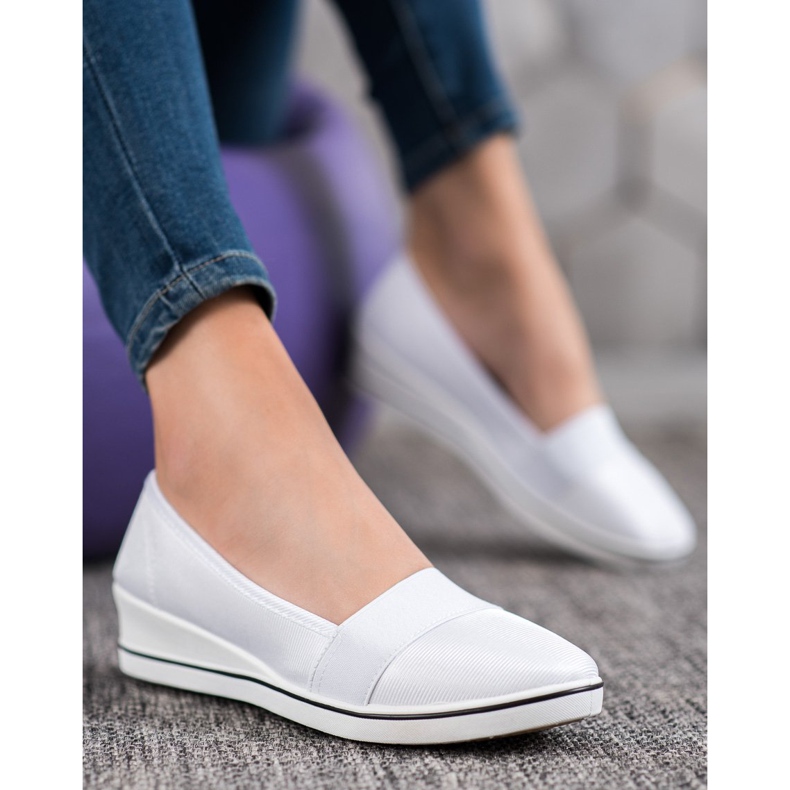 Renda Slipons blancs sur une cale blanche 1