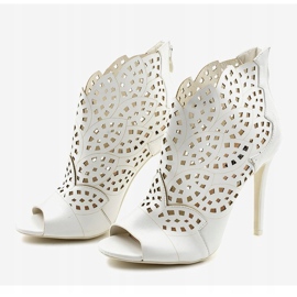 Sandales blanches, talons ajourés 1439-41 3