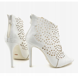 Sandales blanches, talons ajourés 1439-41 4