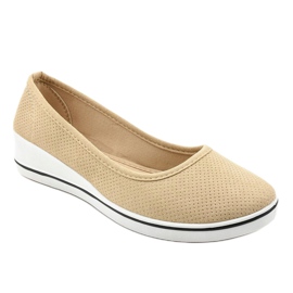 Baskets beiges sur le coin HC-0307 1