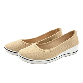 Baskets beiges sur le coin HC-0307 2