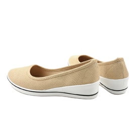 Baskets beiges sur le coin HC-0307 3