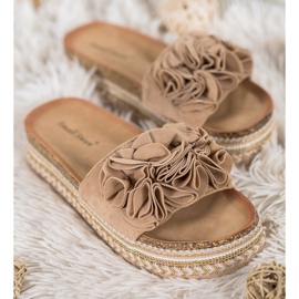 Small Swan Pantoufles En Daim Avec Ornements brun 1