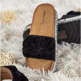 Small Swan Pantoufles En Daim Avec Ornements le noir 2