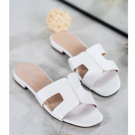 SHELOVET Pantoufles classiques en cuir écologique blanc 1