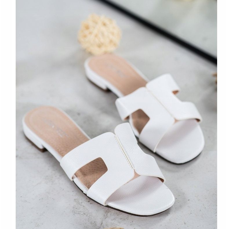 SHELOVET Pantoufles classiques en cuir écologique blanche 1 SHELOVET Pantoufles classiques en cuir écologique blanche 1