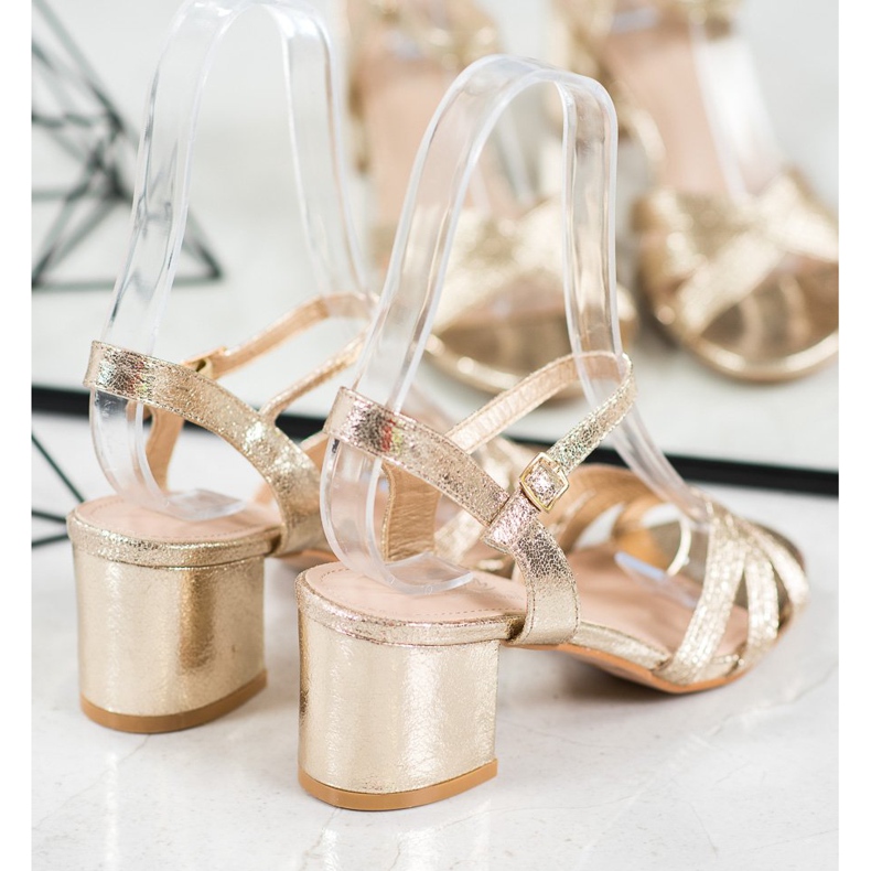 Small Swan Sandales brillantes sur un bar jaune 1