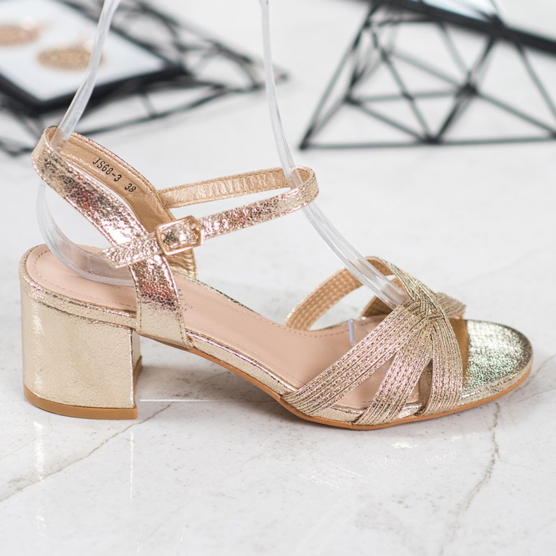 Small Swan Sandales brillantes sur un bar jaune 2