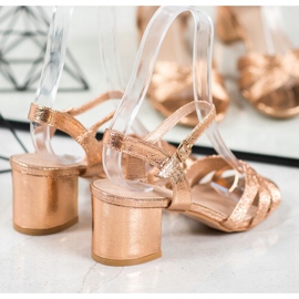 Small Swan Sandales brillantes sur un bar doré 1