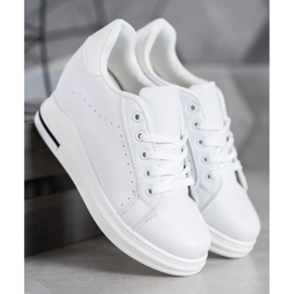 SHELOVET Chaussures de sport sur un coin blanche 1 SHELOVET Chaussures de sport sur un coin blanche 1