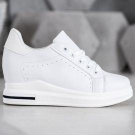 SHELOVET Chaussures de sport sur un coin blanc 2