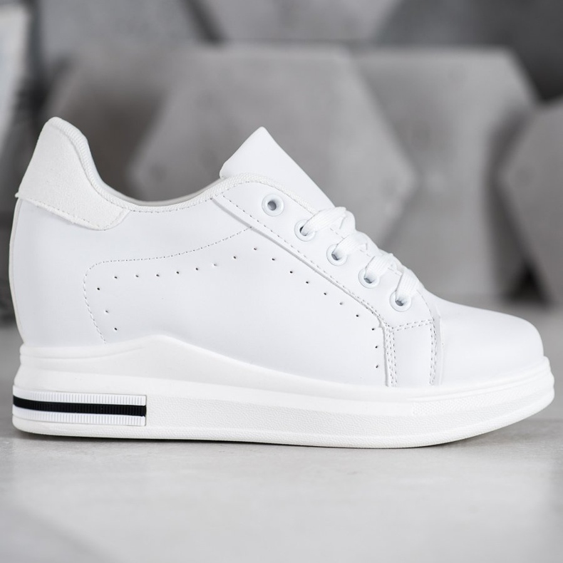 SHELOVET Chaussures de sport sur un coin blanc 2