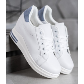 SHELOVET Chaussures de sport sur un coin blanc 1