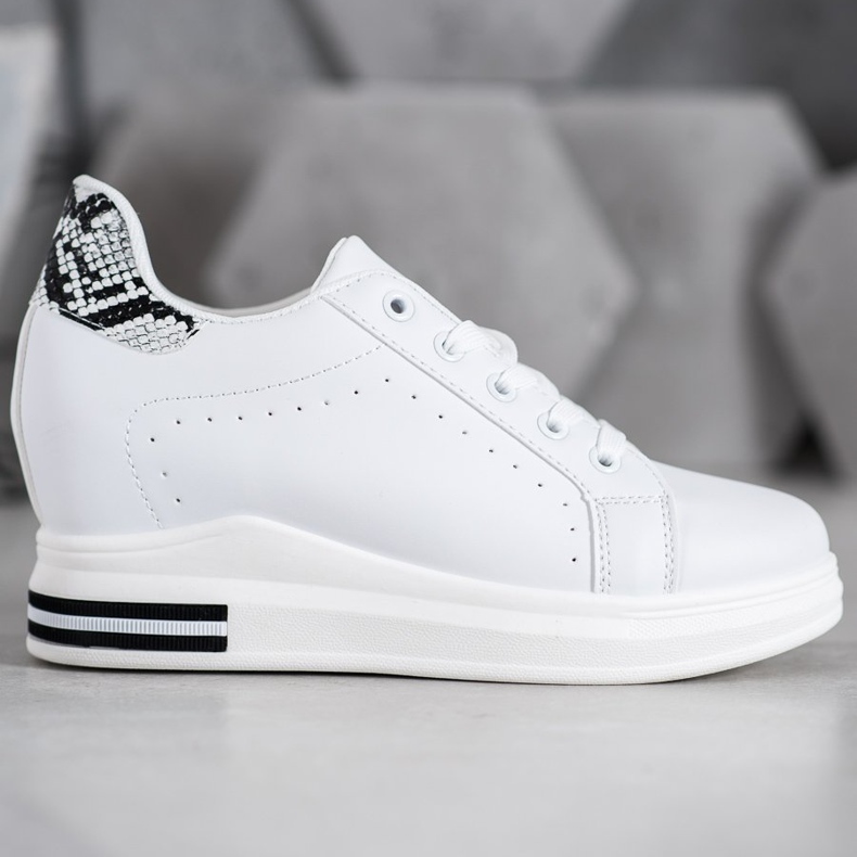 SHELOVET Chaussures de sport sur un coin blanc 1