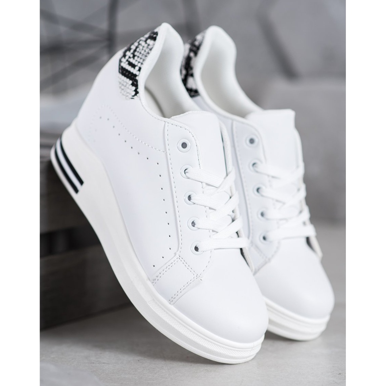 SHELOVET Chaussures de sport sur un coin blanc 2