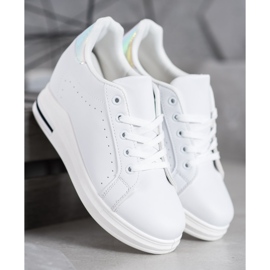 SHELOVET Chaussures de sport sur un coin blanche 1 SHELOVET Chaussures de sport sur un coin blanche 1