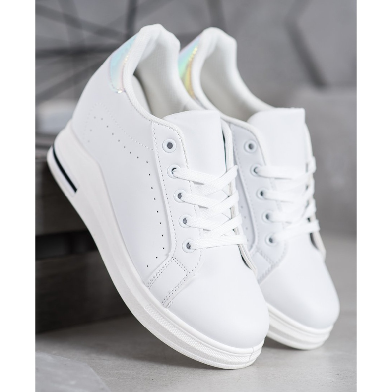 SHELOVET Chaussures de sport sur un coin blanche 1 SHELOVET Chaussures de sport sur un coin blanche 1