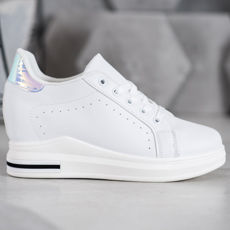 SHELOVET Chaussures de sport sur un coin blanc 2