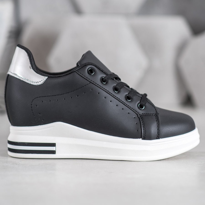 SHELOVET Chaussures de sport sur un coin noir 1