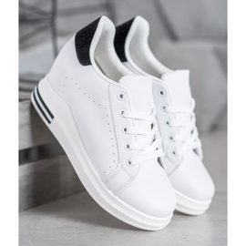 SHELOVET Chaussures de sport sur un coin blanc 1