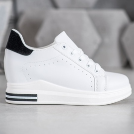 SHELOVET Chaussures de sport sur un coin blanc 2