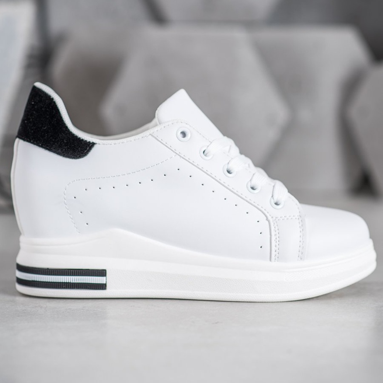 SHELOVET Chaussures de sport sur un coin blanc 2