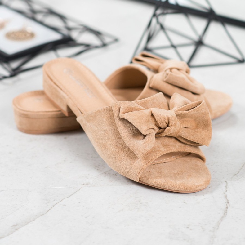 SHELOVET Tongs beiges sur talon plat 1