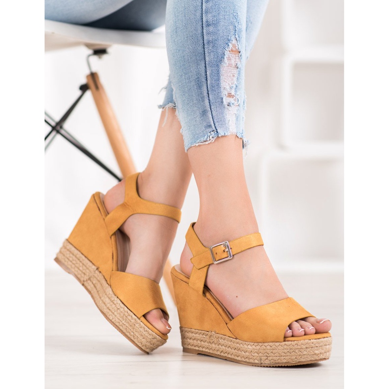 Clowse Sandales jaunes sur un talon haut 1