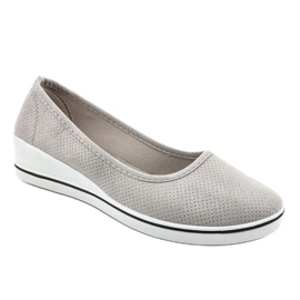 Baskets grises sur le coin HC-0307 1