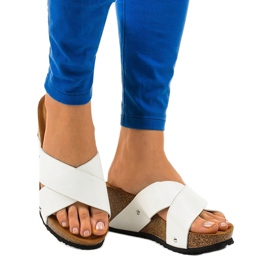 Sandales blanches sur un talon compensé pantoufles GU53 1