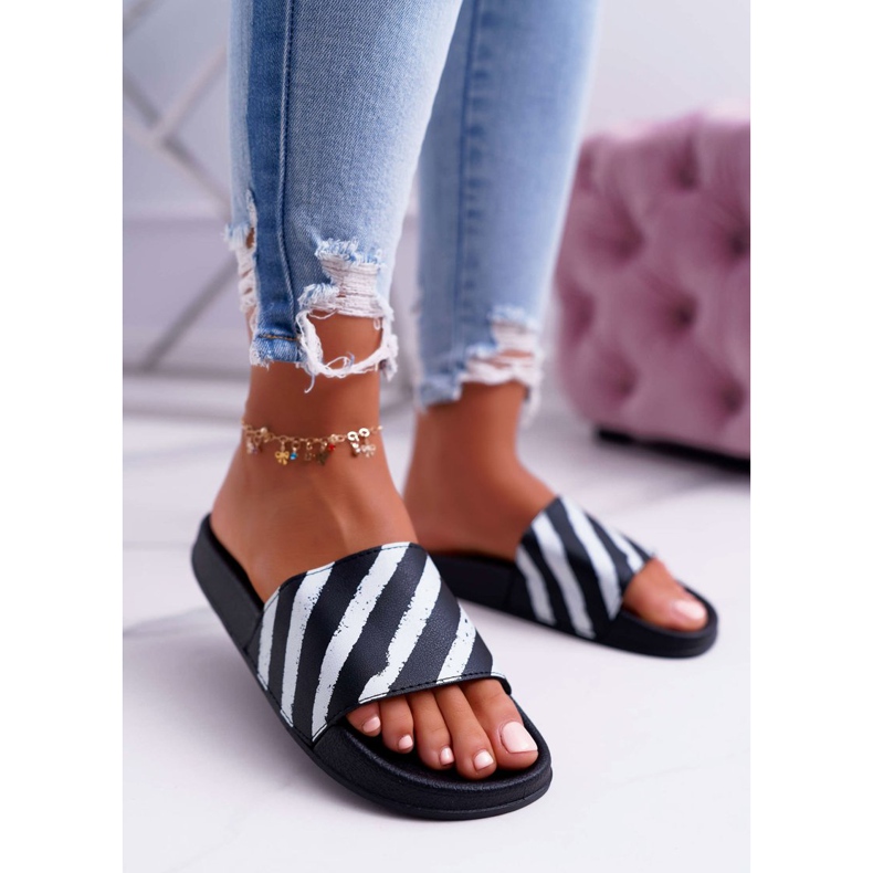 Pantoufles noires Aynna pour femmes 1