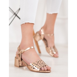 Kylie Sandales Avec Eco Cuir Sur Une Barre jaune 1