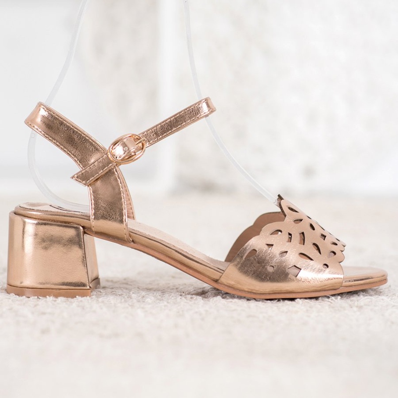 Kylie Sandales Avec Eco Cuir Sur Une Barre jaune 2